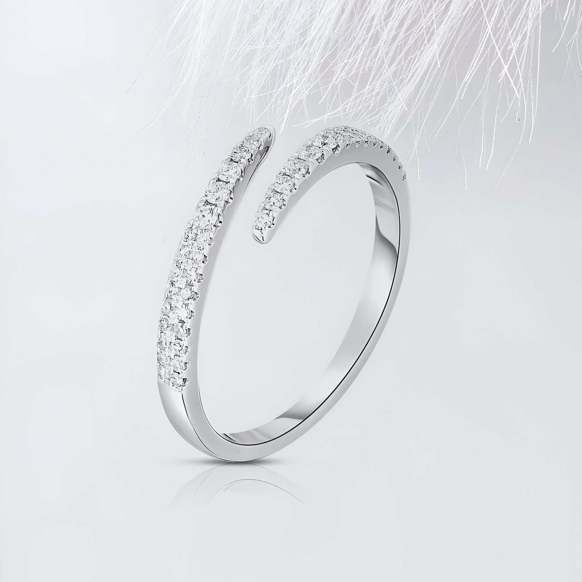 Bague ouverte en argent 925 éclat croisé, vue latérale montrant sa structure raffinée et ses détails étincelants en zircon, design contemporain - La Petite Rebelle