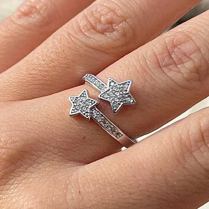BAGUE OUVERTE EN ARGENT ÉTOILES FILANTES portée par une femme, design ouvert et éclat de zircons, ajoutant une touche de lumière et de féminité.