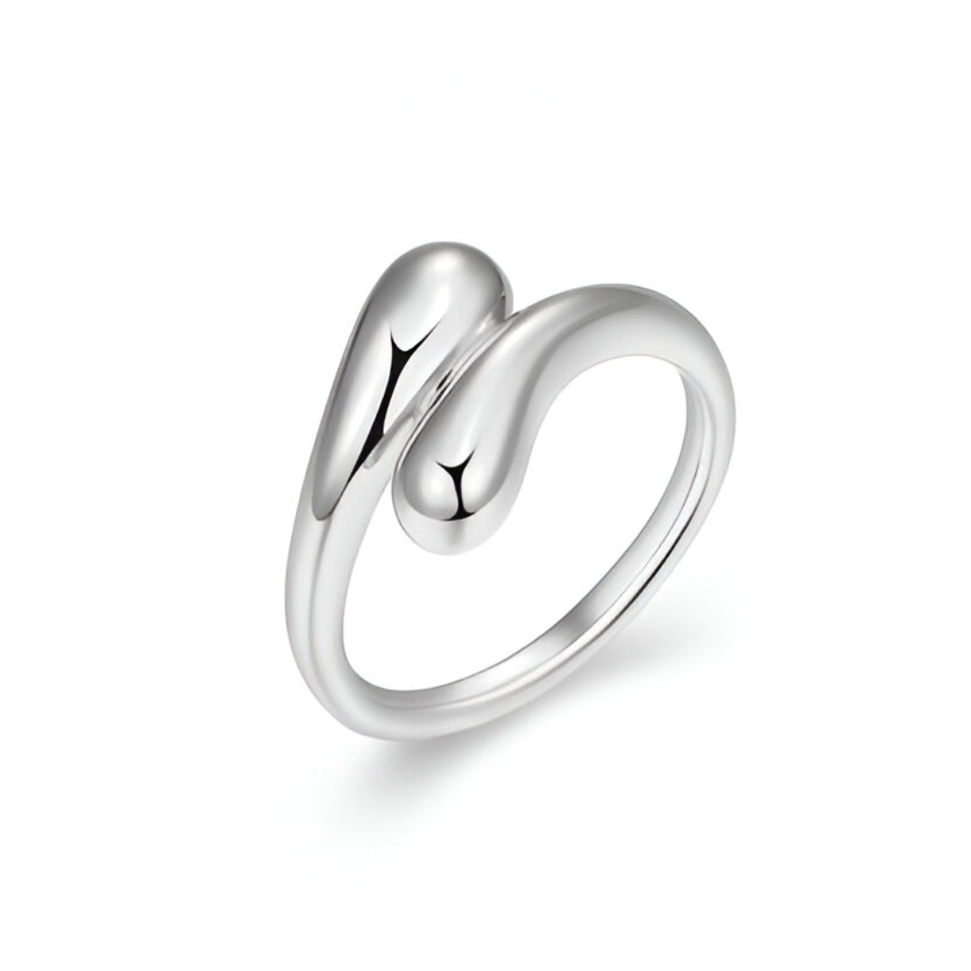 Bague ouverte en argent goutte d'eau sur fond blanc, élégante et moderne, idéale pour un look chic et tendance. Confectionnée en alliage de zinc avec plaquage or blanc 14K pour un éclat intemporel - La Petite Rebelle