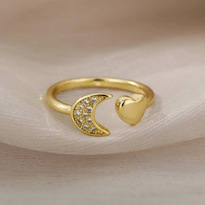 Vue de face de la bague ouverte en or cœur céleste et croissant doré sur tissu soyeux – éclat des zircons et plaquage or 18K
