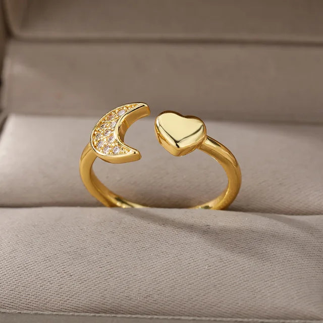Bague ouverte en or posée dans son écrin, motif cœur et croissant sertis de zircons scintillants – bijou raffiné en acier plaqué or 18K
