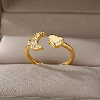 Bague ouverte en or posée dans son écrin, motif cœur et croissant sertis de zircons scintillants – bijou raffiné en acier plaqué or 18K
