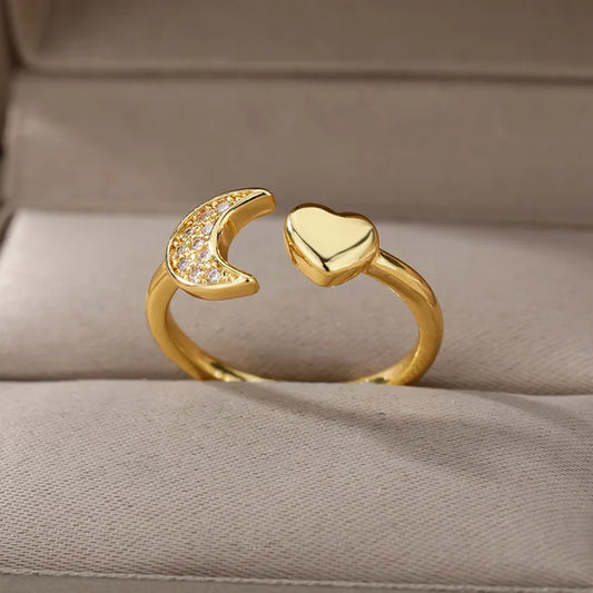 Bague ouverte en or posée dans son écrin, motif cœur et croissant sertis de zircons scintillants – bijou raffiné en acier plaqué or 18K