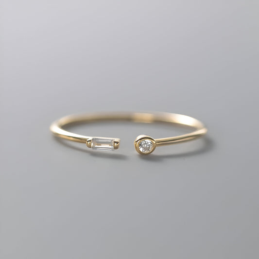 Bague ouverte en or duo d'éclats, vue frontale, plaqué or 18K et zircons scintillants. Élégance moderne pour sublimer chaque doigt avec raffinement.