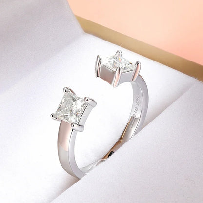 Bague ouverte en or duo de moissanites cubiques, présentée dans un écrin élégant, en argent sterling 925 et or blanc 18K - la petite rebelle
