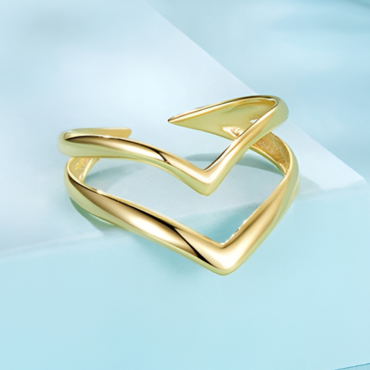 Bague ouverte en or entaille simple, vue de face, argent sterling 925 plaqué or 18K - Design moderne et minimaliste, La Petite Rebelle.