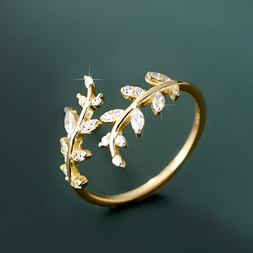 Vue latérale de la bague ouverte en or feuillage de diamants, design raffiné avec plaquage or 18K, zircon, argent sterling 925 – bijou luxueux pour femme.