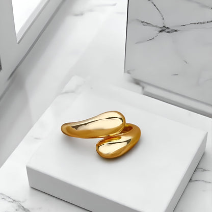 Bague ouverte en or Goutte d'eau vue de dessus, en alliage de zinc plaqué or 14K. Bijou contemporain pour femme, offrant une allure moderne et sophistiquée.