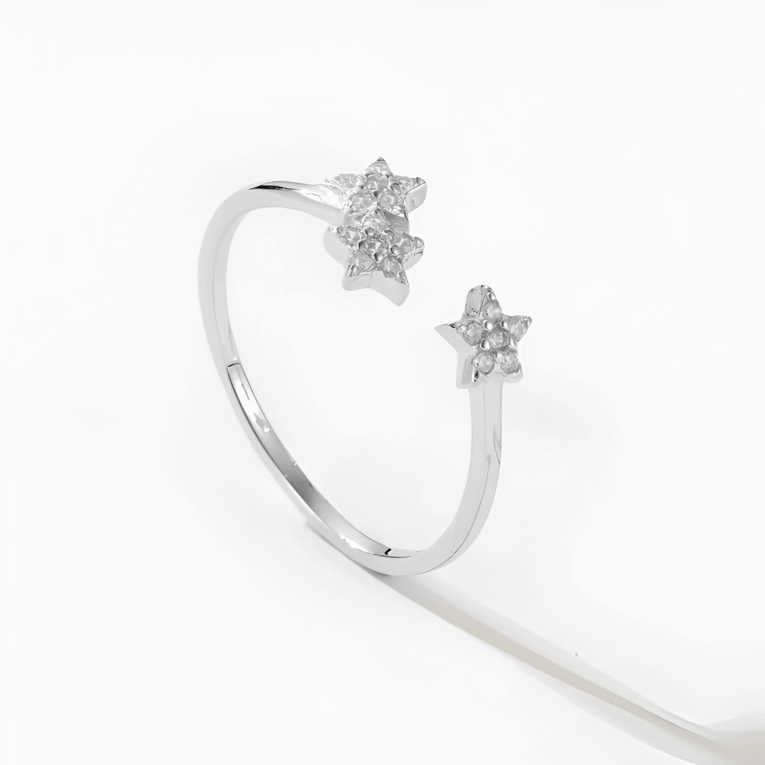 Vue de côté de la bague pour femme trio d'étoiles en or blanc 18 carats et diamants zircon éclatants. Idéale comme cadeau de couple ou cadeau d'anniversaire de rencontre.