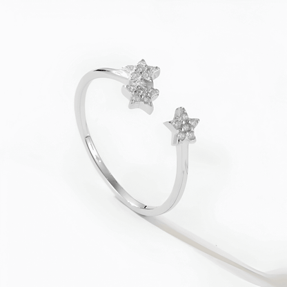 Vue de côté de la bague pour femme trio d'étoiles en or blanc 18 carats et diamants zircon éclatants. Idéale comme cadeau de couple ou cadeau d'anniversaire de rencontre.