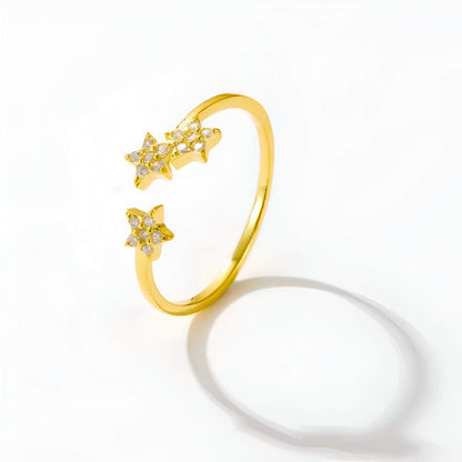 Bague ouverte étoile en or jaune sertie de diamants naturels vue de côté.