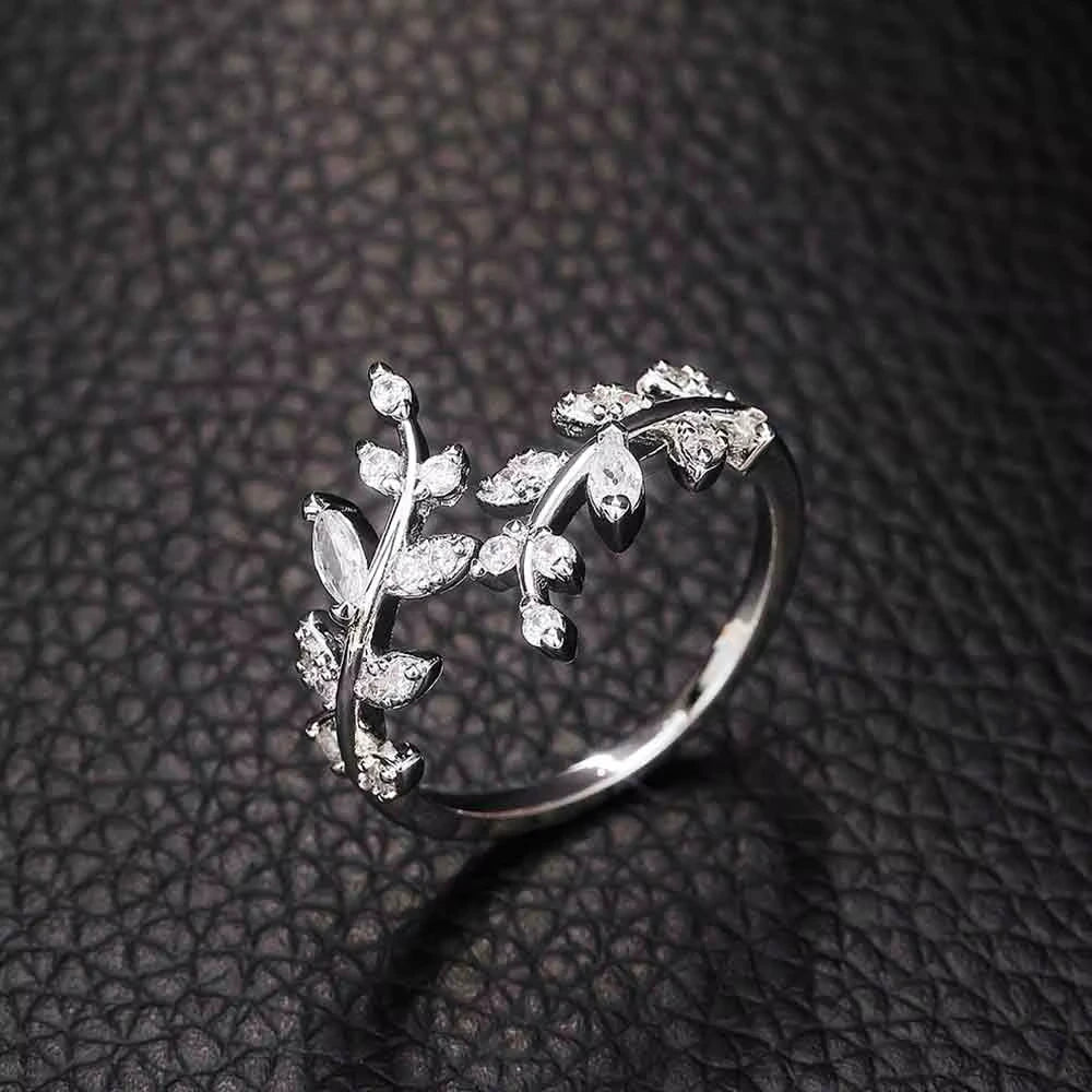 Bague ouverte feuille de laurier Caméllia en argent 925 plaqué or blanc délicat et diamants debout.
