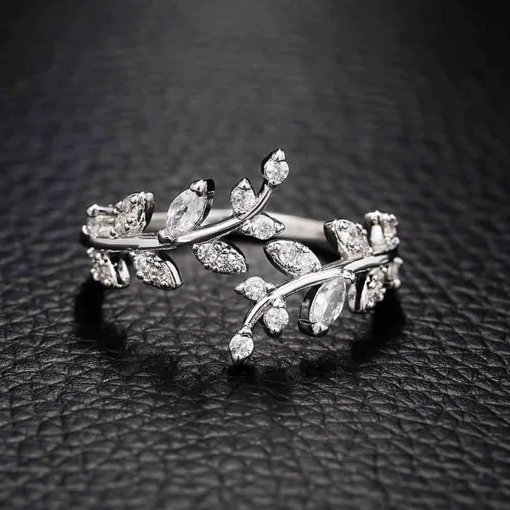 Bague ouverte feuille de laurier Caméllia en argent 925 plaqué or blanc discret et diamants vue de face.