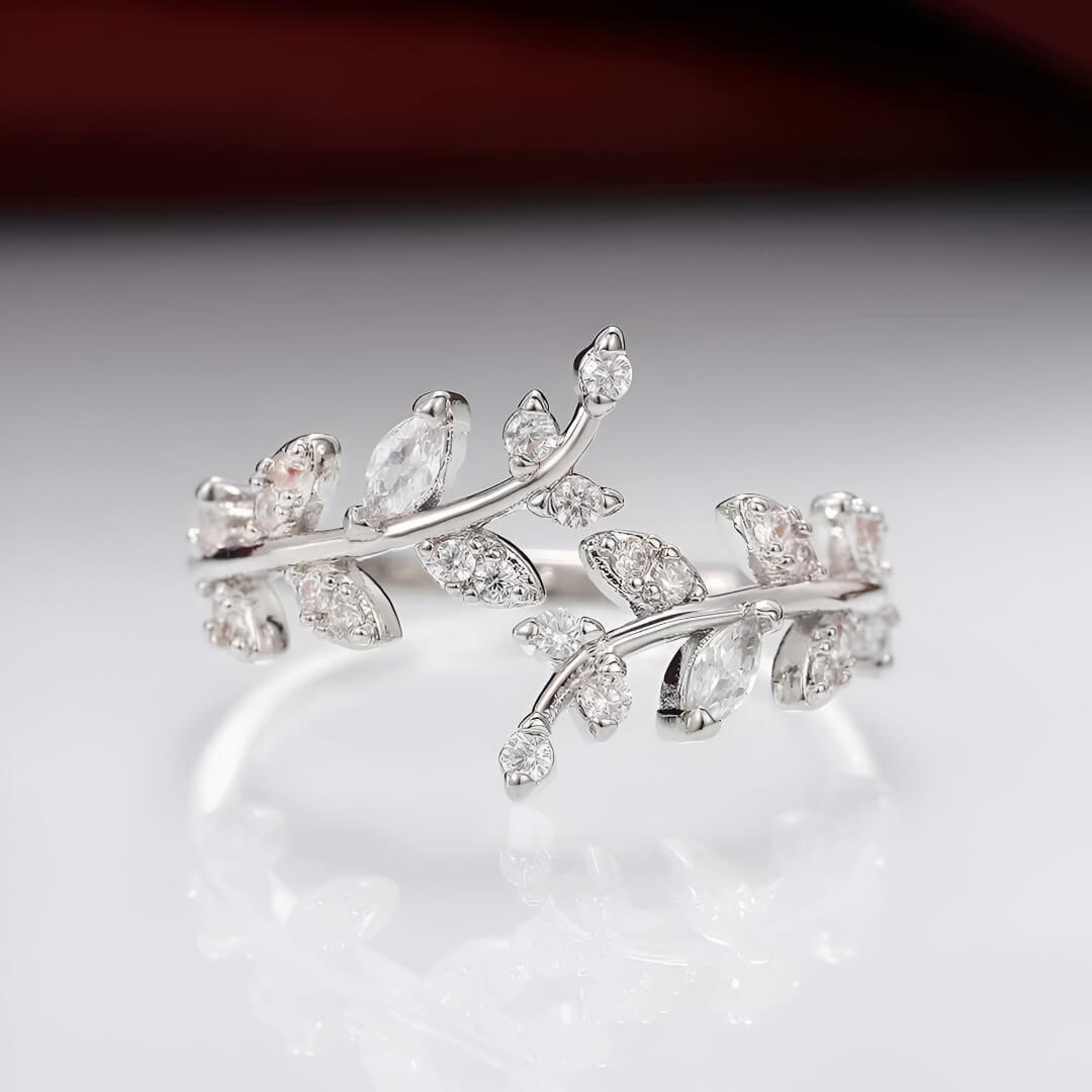 Bague ouverte feuille de laurier Caméllia en argent 925 plaqué or blanc raffiné et diamants à plat.