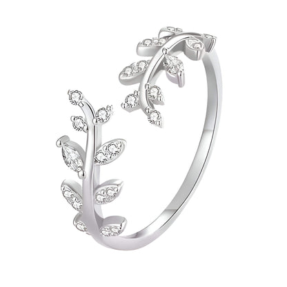 Bague ouverte feuille de laurier Caméllia en argent 925 plaqué or blanc et diamants sur fond blanc.