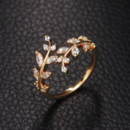 Bague ouverte feuille de laurier Caméllia en argent 925 plaqué or jaune chaleureux et diamants debout.