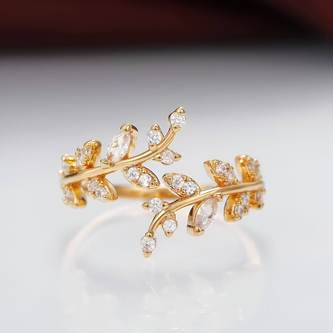 Bague ouverte feuille de laurier Caméllia en argent 925 plaqué or jaune lumineux et diamants à plat.