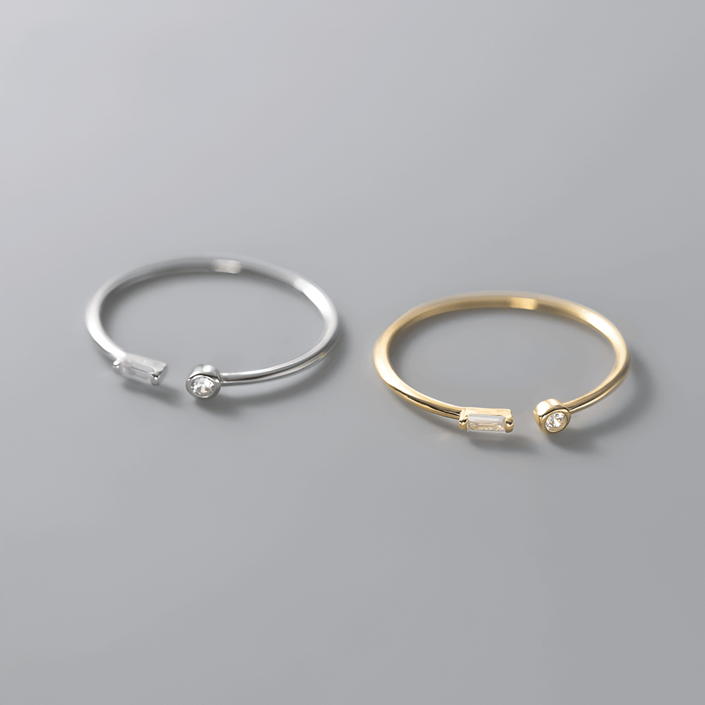Variantes de la bague ouverte fine de fiançailles Petrallis en argent 925 plaqué or jaune et plaqué or blanc serties de diamants à plat.