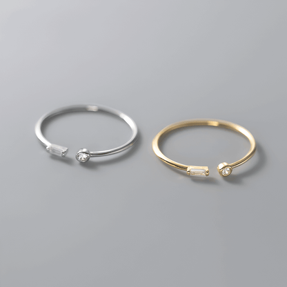 Variantes de la bague ouverte fine de fiançailles Petrallis en argent 925 plaqué or jaune et plaqué or blanc serties de diamants à plat.