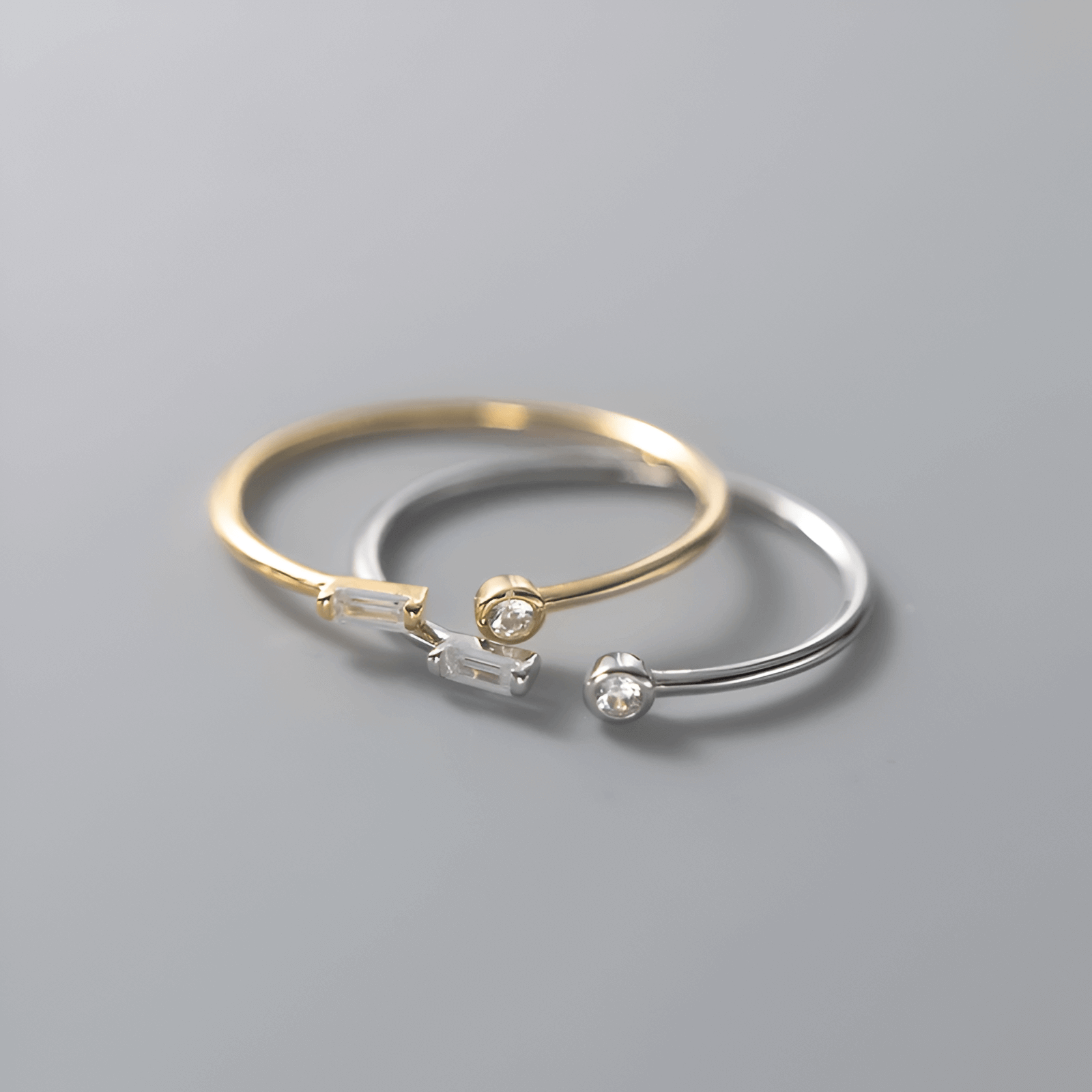 Variantes de la bague ouverte fine de fiançailles Petrallis en argent 925 plaqué or jaune et plaqué or blanc serties de diamants superposées.