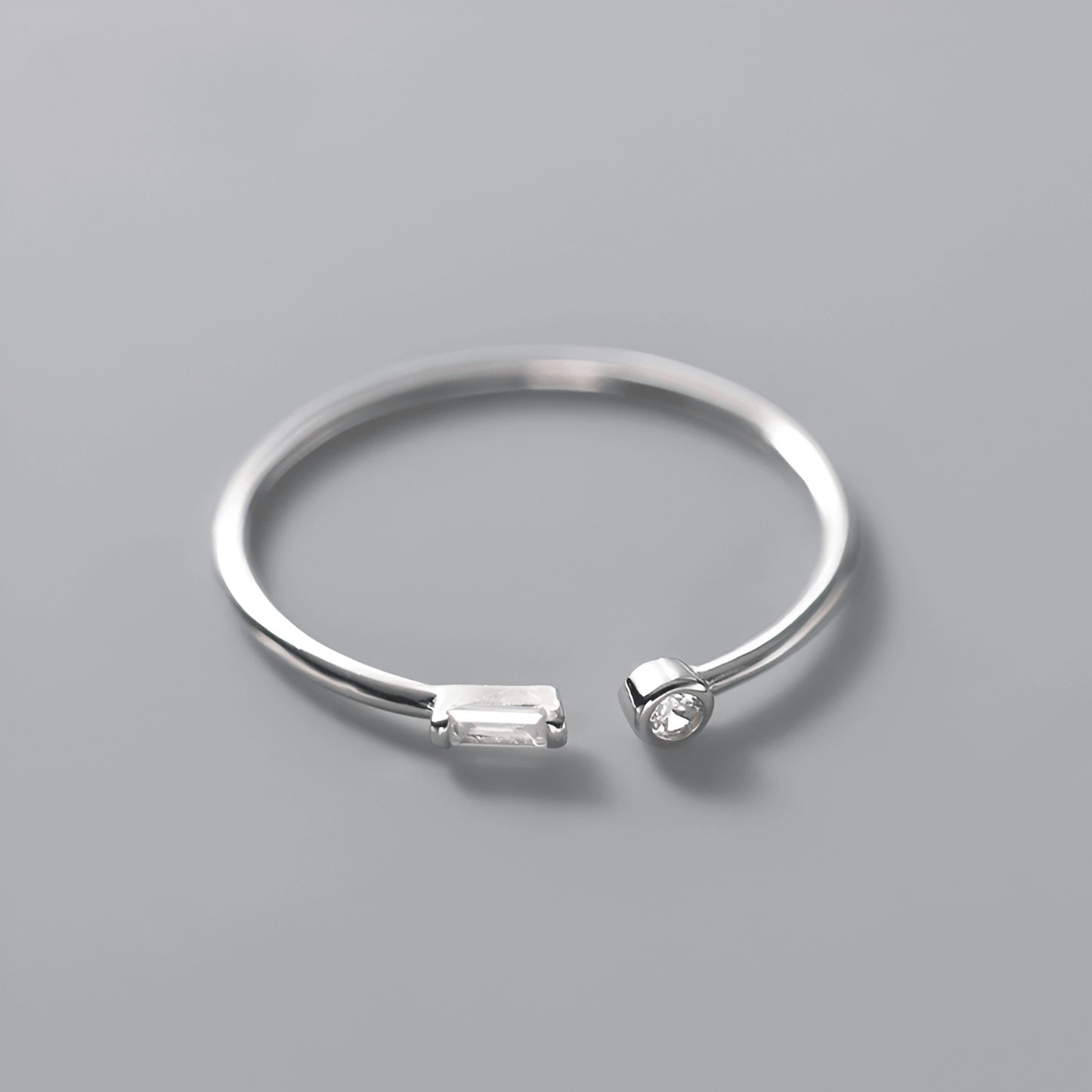 Bague ouverte fine de fiançailles Petrallis en argent 925 plaqué or blanc délicat et diamants à plat.