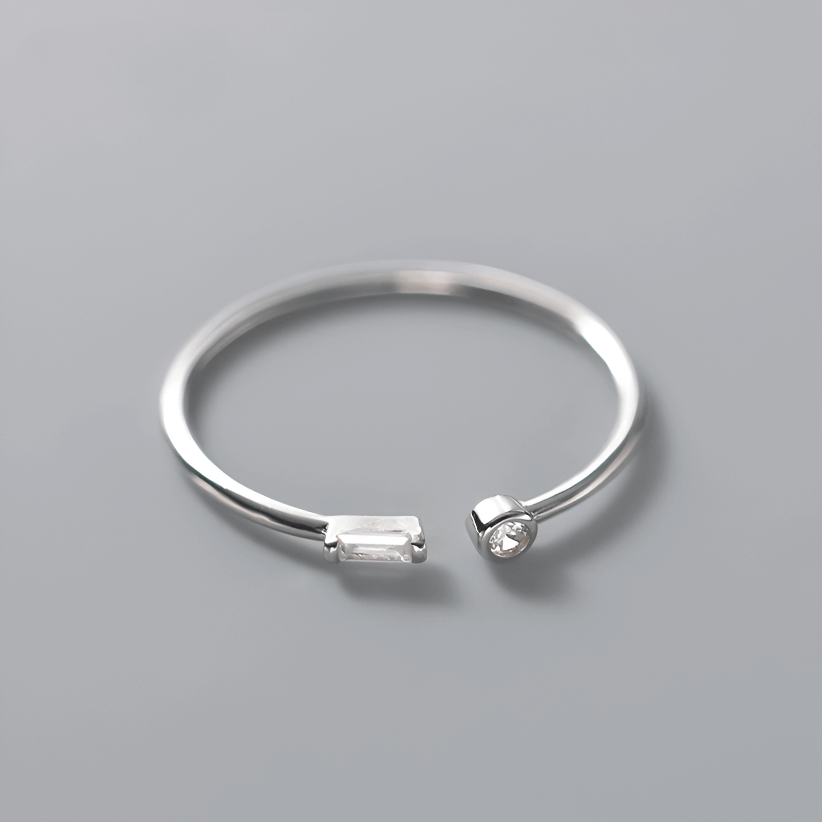 Bague ouverte fine de fiançailles Petrallis en argent 925 plaqué or blanc délicat et diamants à plat.