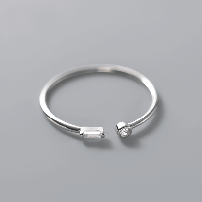 Bague ouverte fine de fiançailles Petrallis en argent 925 plaqué or blanc délicat et diamants à plat.