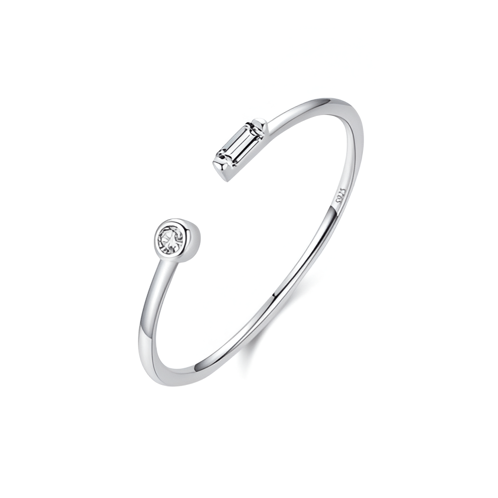 Bague ouverte fine de fiançailles Petrallis en argent sterling 925 plaqué or blanc et diamants sur fond blanc.