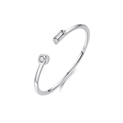 Bague ouverte fine de fiançailles Petrallis en argent sterling 925 plaqué or blanc et diamants sur fond blanc.