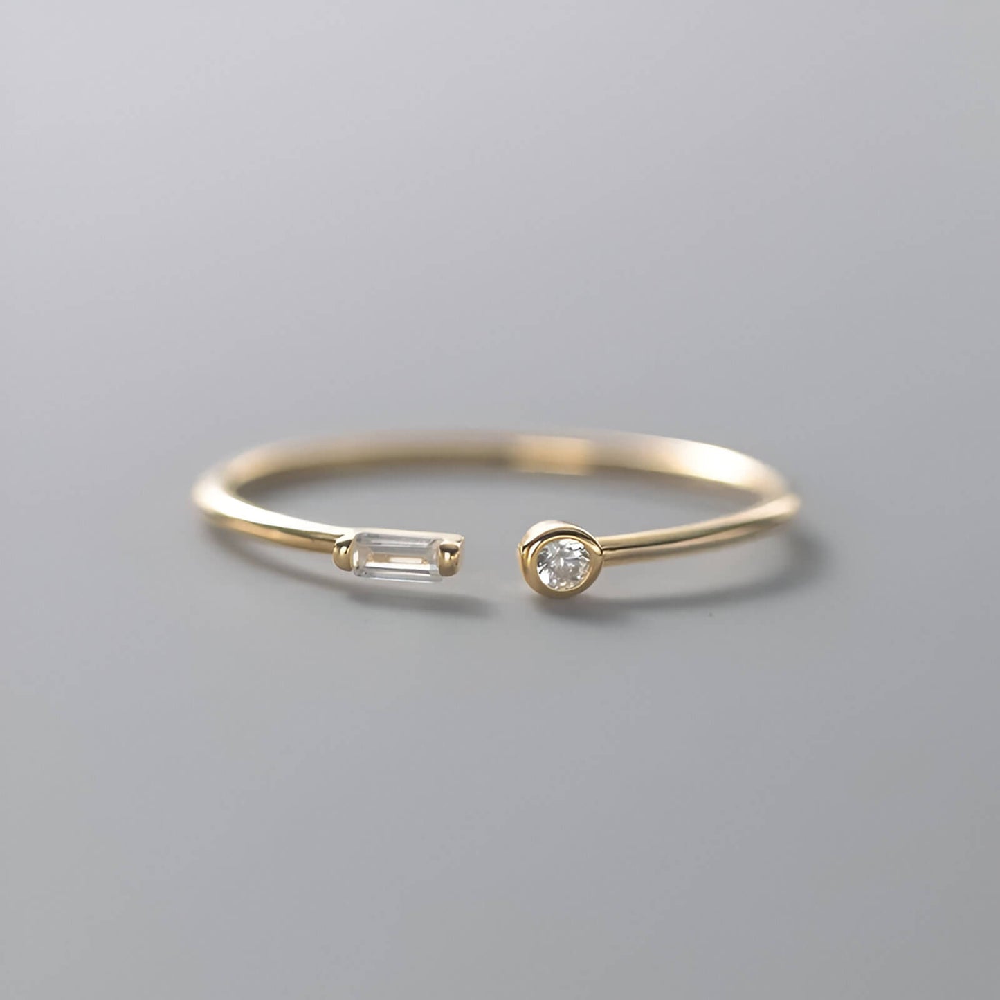 Bague ouverte fine de fiançailles Petrallis en argent sterling 925 plaqué or jaune et diamants vue de face.