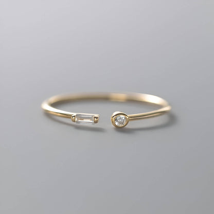 Bague ouverte fine de fiançailles Petrallis en argent sterling 925 plaqué or jaune et diamants vue de face.