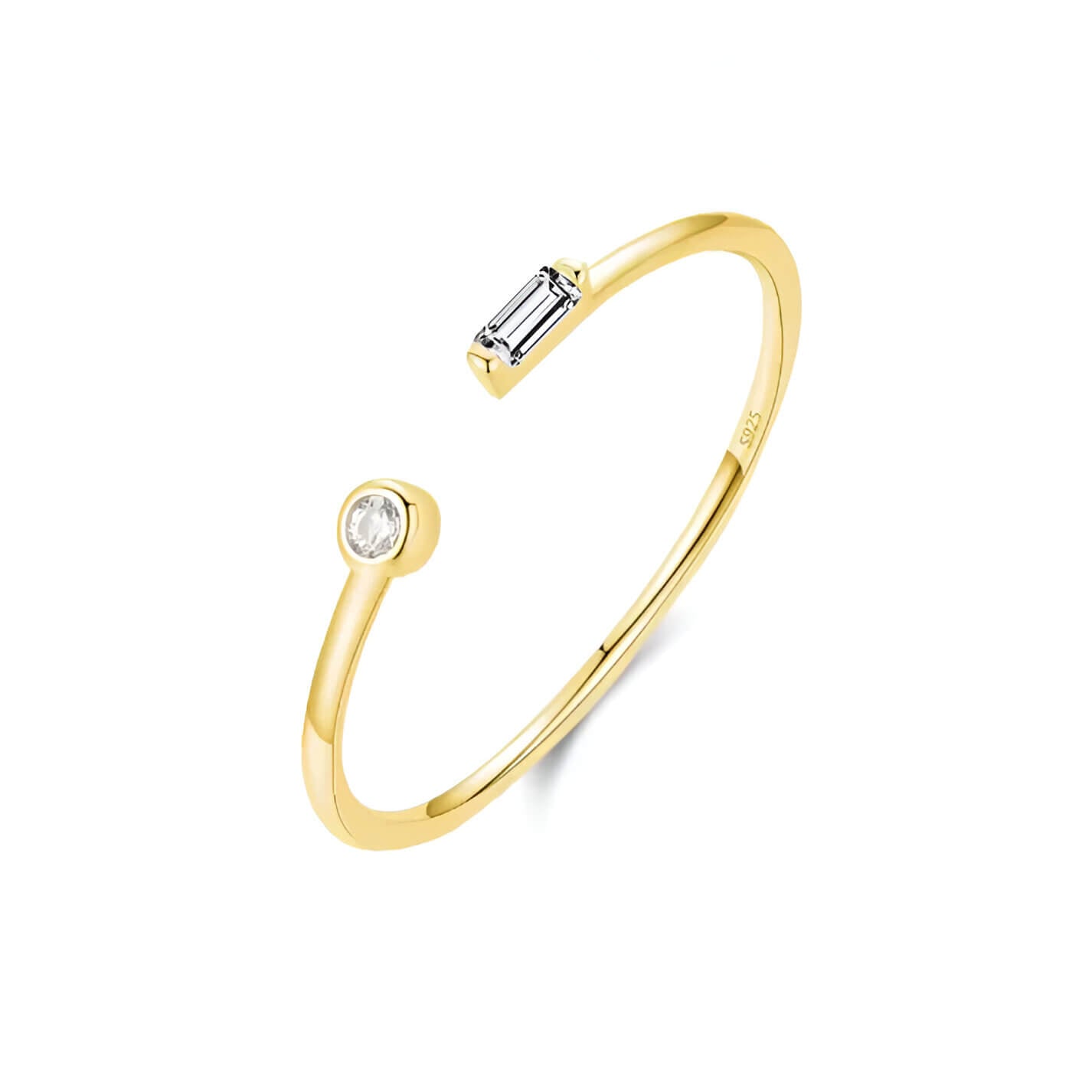 Bague ouverte fine de fiançailles Petrallis en argent 925 plaqué or jaune et diamants sur fond blanc.
