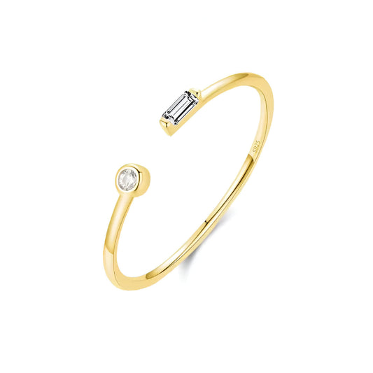 Bague ouverte fine de fiançailles Petrallis en argent 925 plaqué or jaune et diamants sur fond blanc.