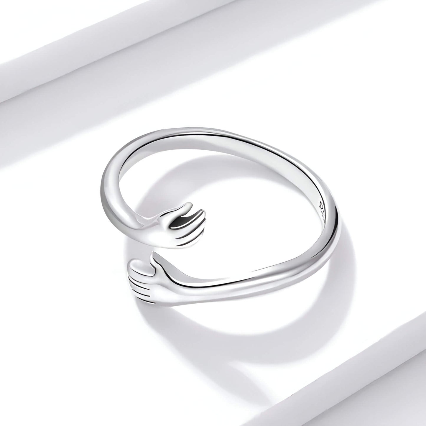 Bague ouverte main enlacée en argent 925 plaqué or blanc discret vue de côté.