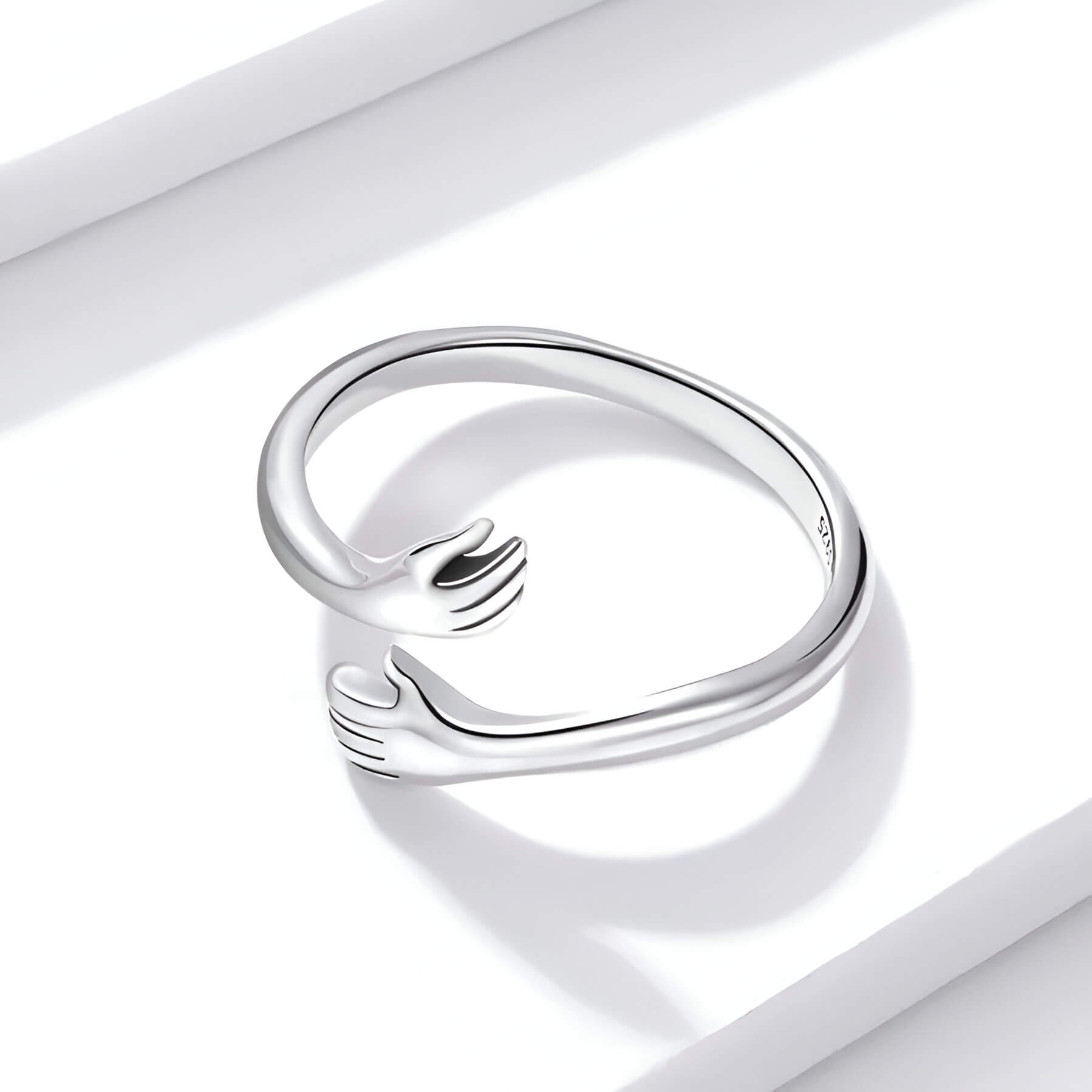 Bague ouverte main enlacée en argent 925 plaqué or blanc discret vue de côté.