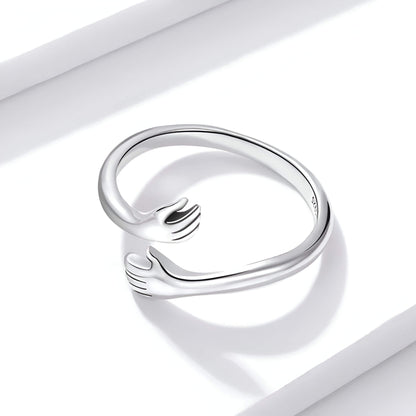 Bague ouverte main enlacée en argent 925 plaqué or blanc discret vue de côté.