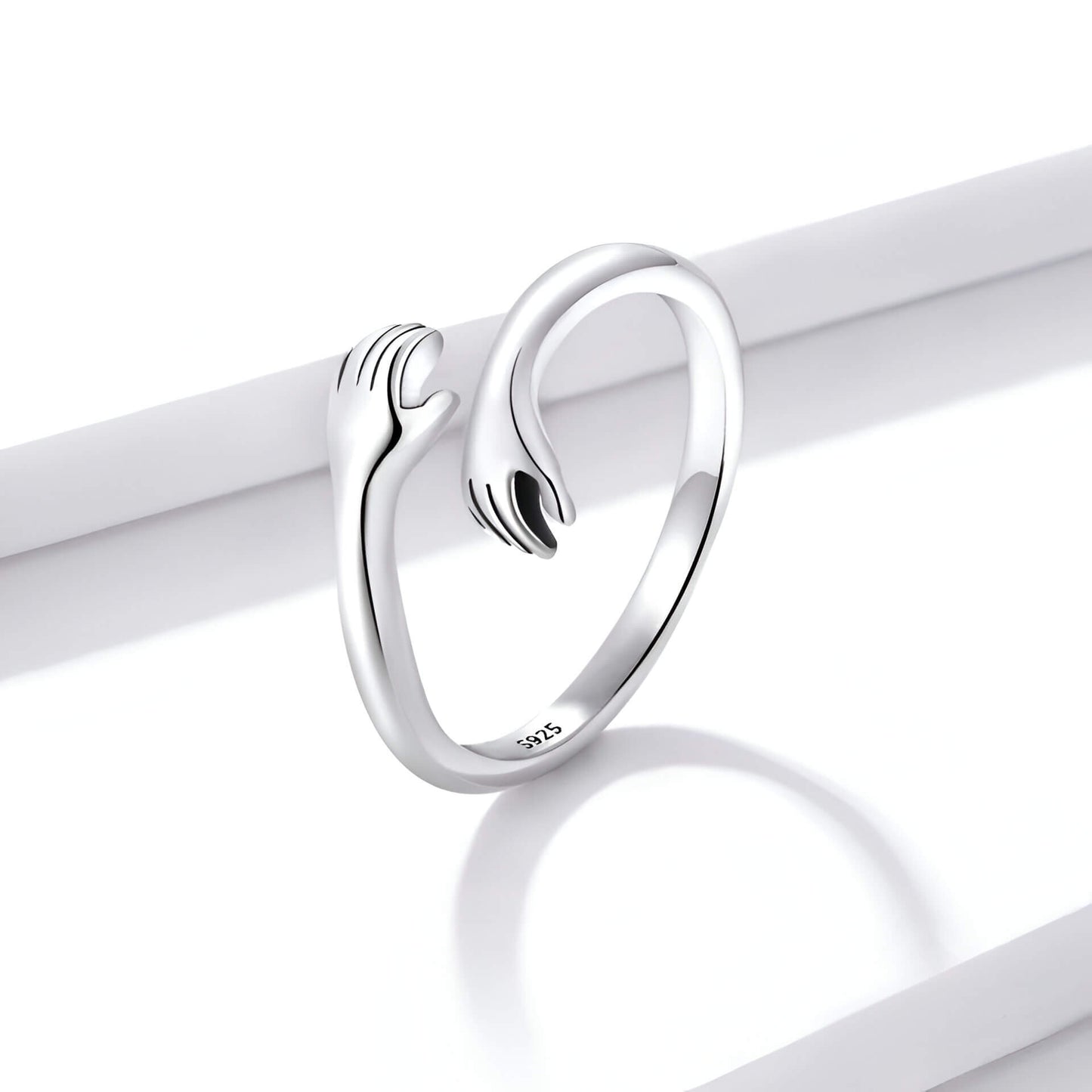 Bague ouverte main enlacée en argent sterling 925 plaqué or blanc debout.