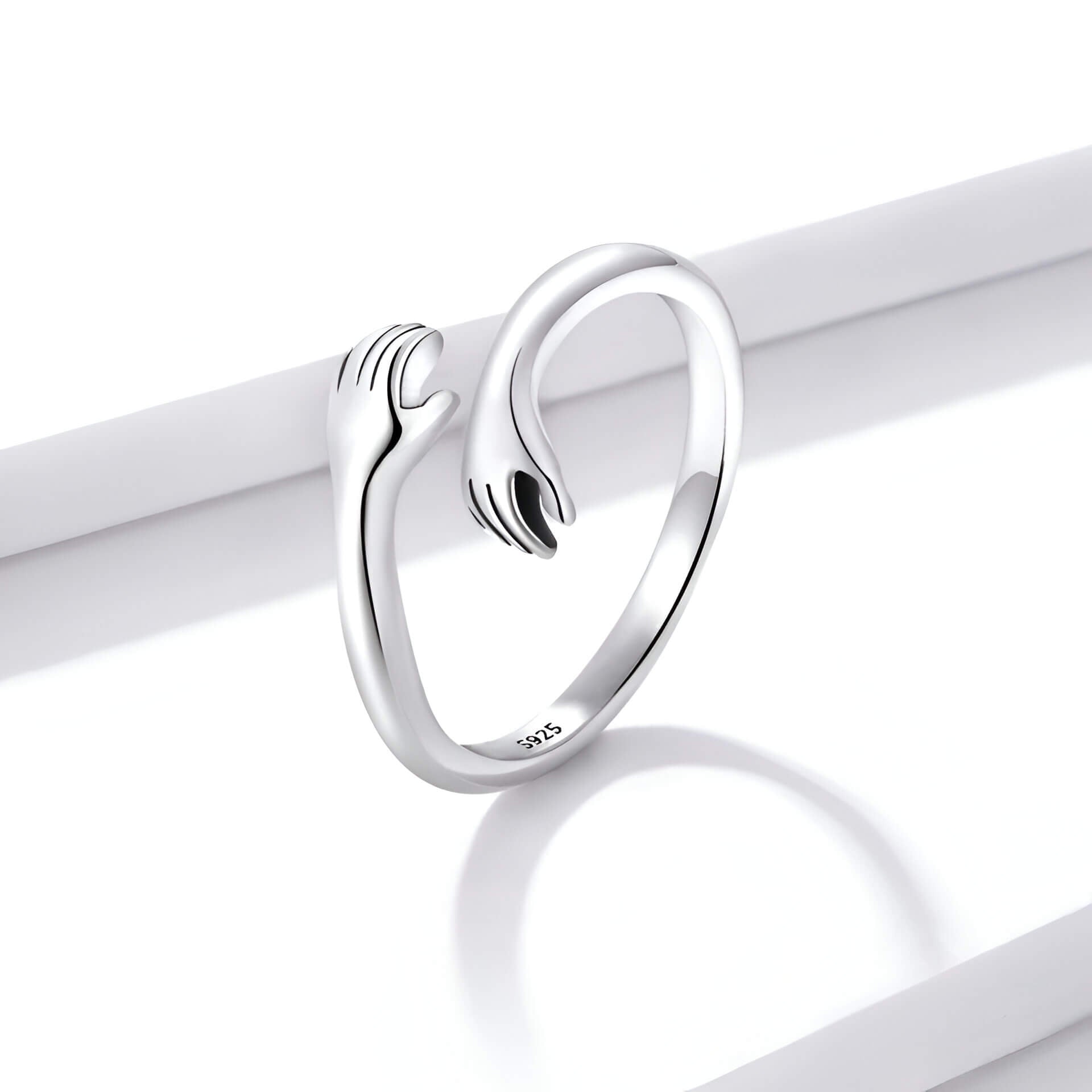 Bague ouverte main enlacée en argent sterling 925 plaqué or blanc debout.
