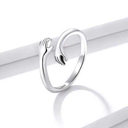 Bague ouverte main enlacée en argent sterling 925 plaqué or blanc debout.