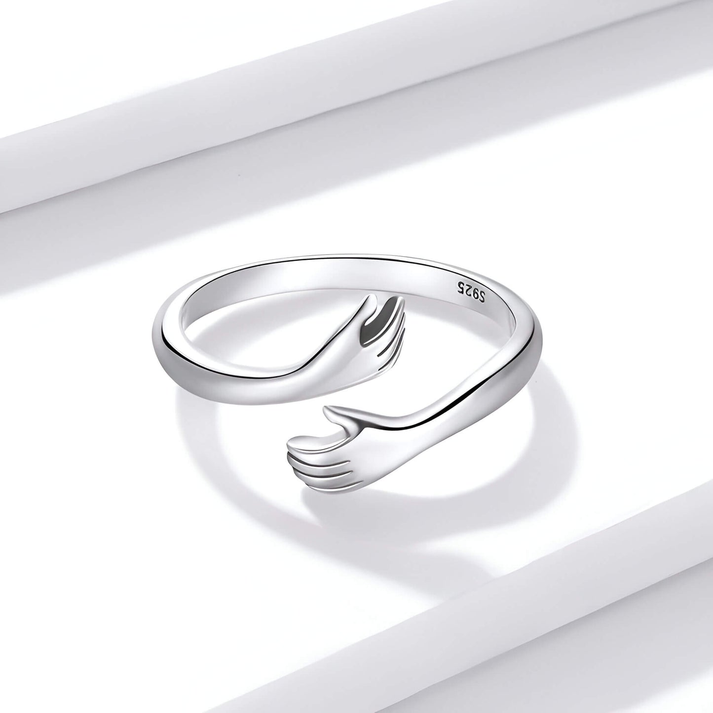 Bague ouverte main enlacée en argent 925 plaqué or blanc délicat vue de face.