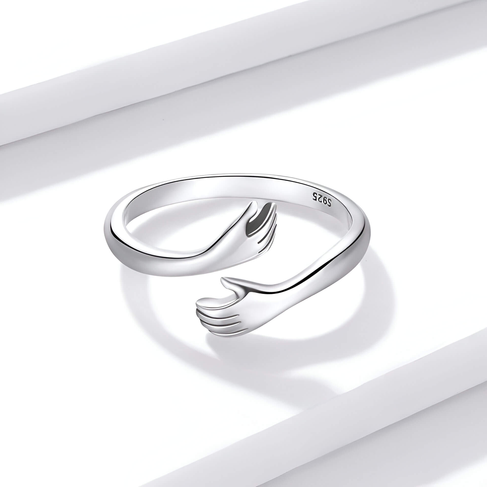 Bague ouverte main enlacée en argent 925 plaqué or blanc délicat vue de face.