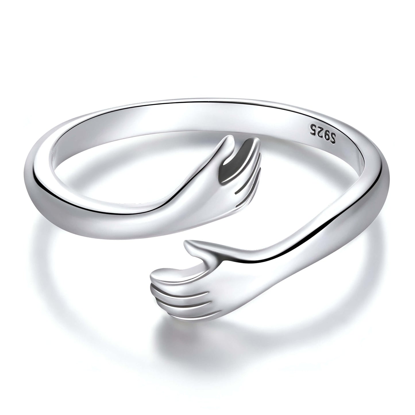 Bague ouverte main enlacée en argent 925 plaqué or blanc sur fond blanc.