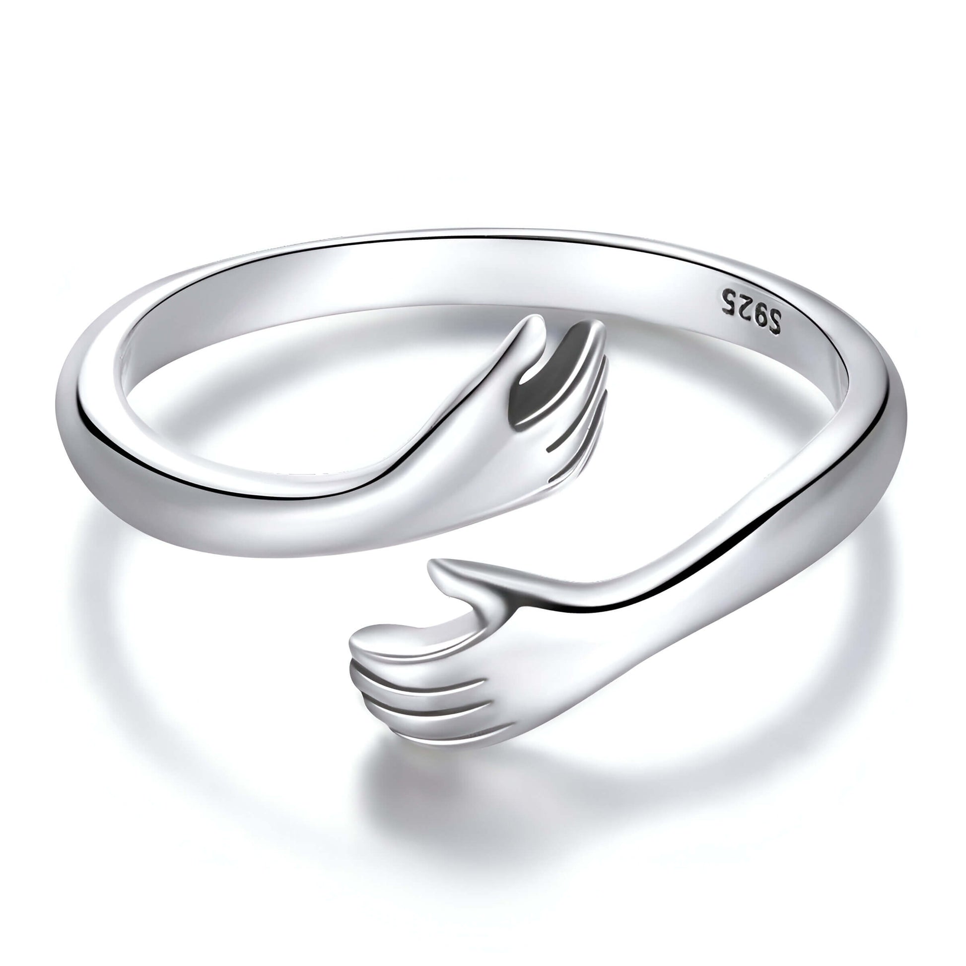 Bague ouverte main enlacée en argent 925 plaqué or blanc sur fond blanc.