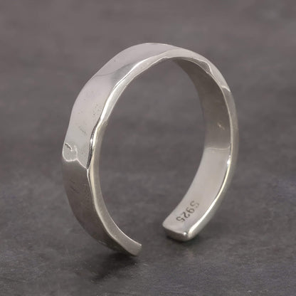 Bague ouverte martelée en argent 925 rhodié debout.