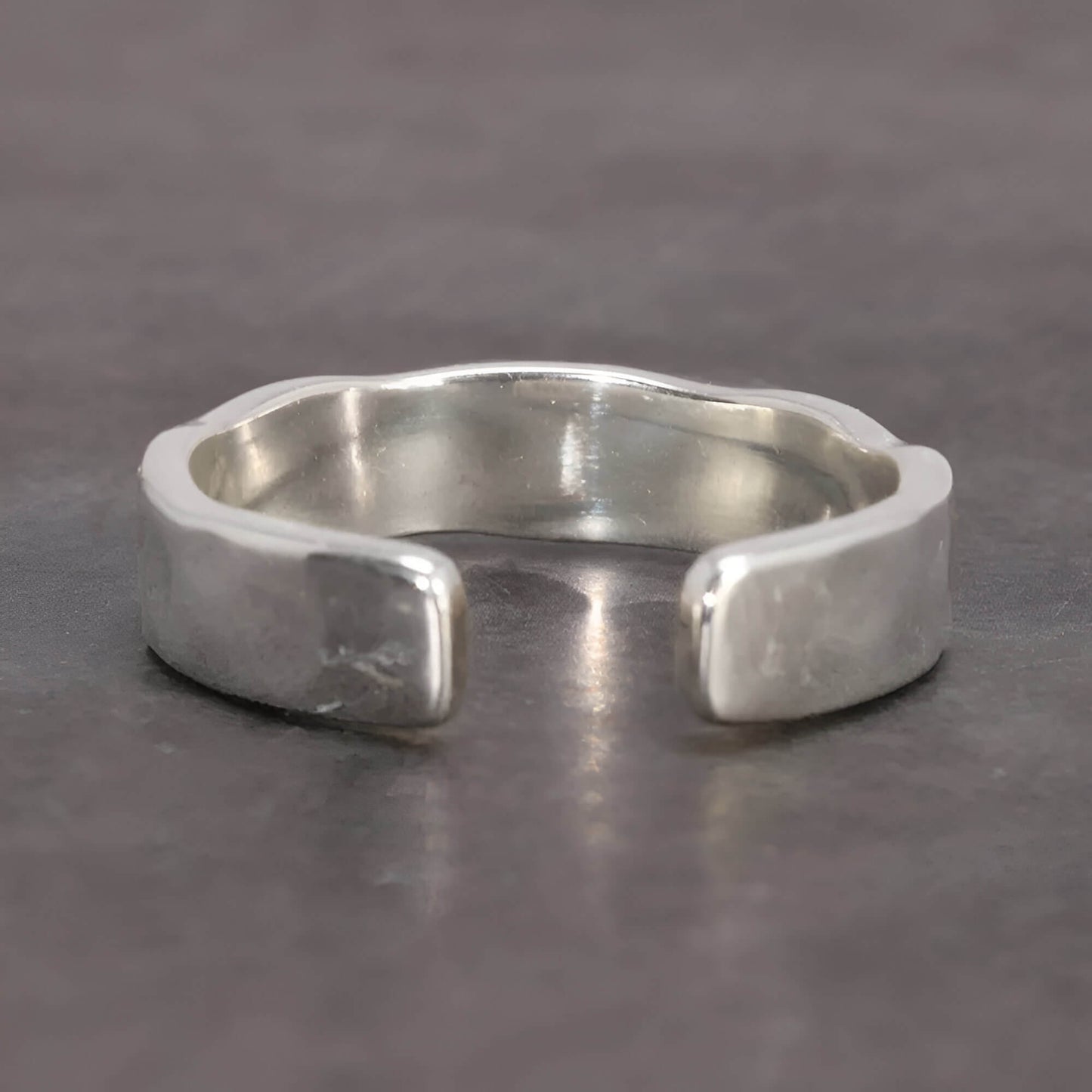 Bague ouverte martelée en argent 925 rhodié vue de dos.