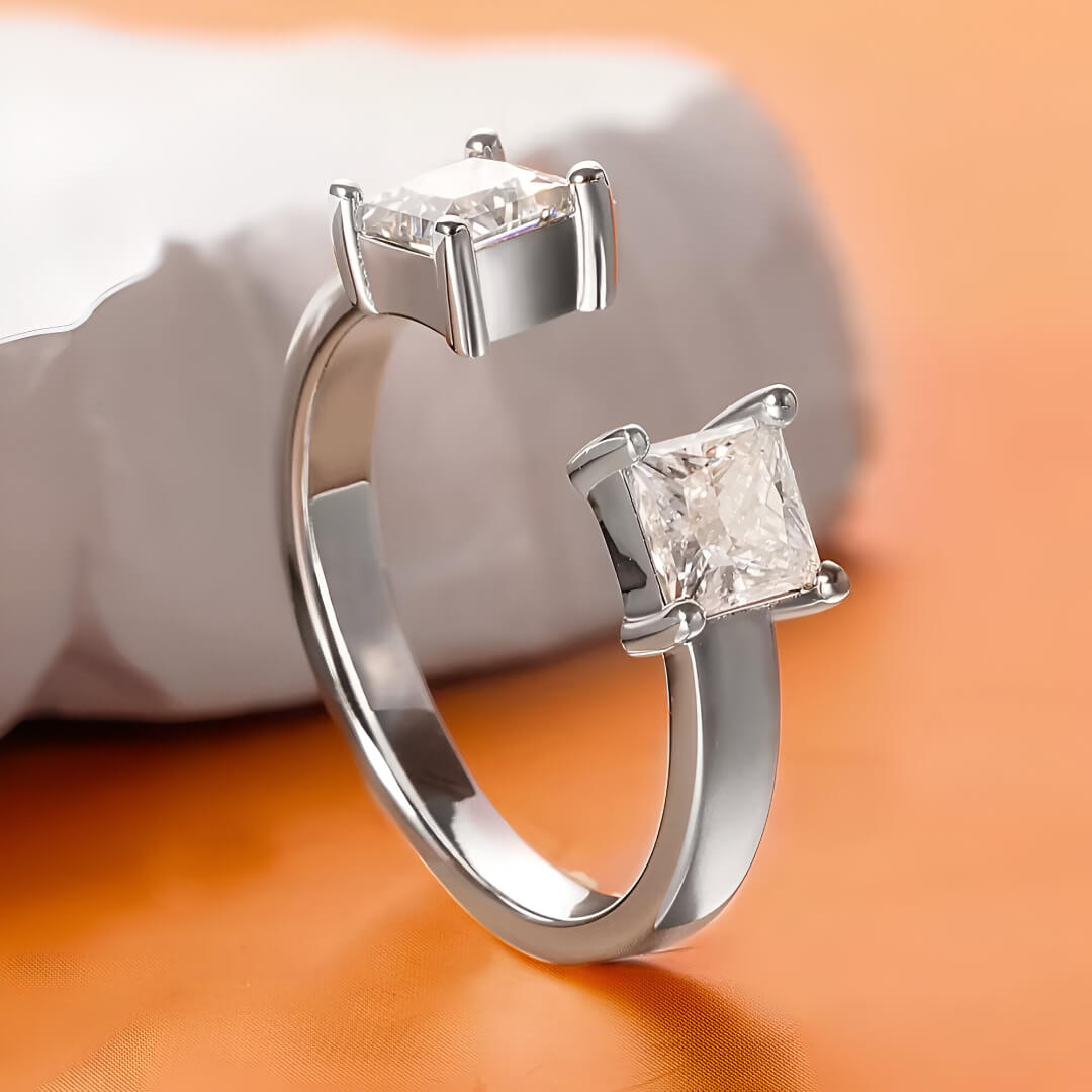 Bague ouverte en or blanc et diamants synthétiques debout.