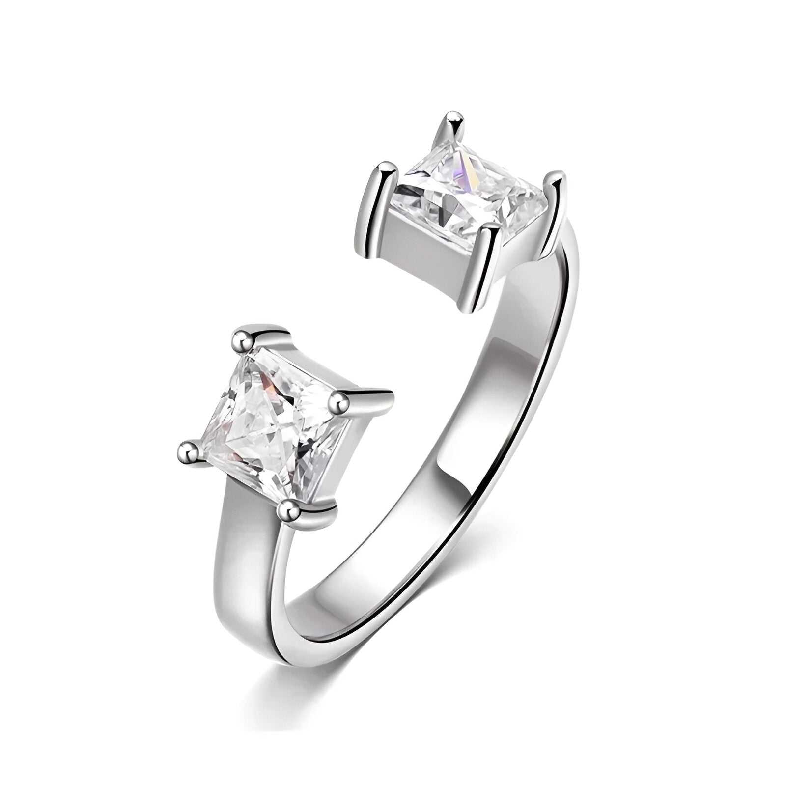 Bague ouverte en or blanc et diamants synthétiques sur fond blanc.