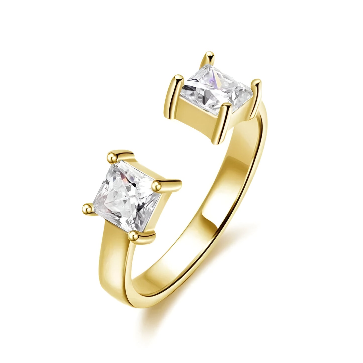 Bague ouverte en or jaune et diamants synthétiques sur fond blanc.