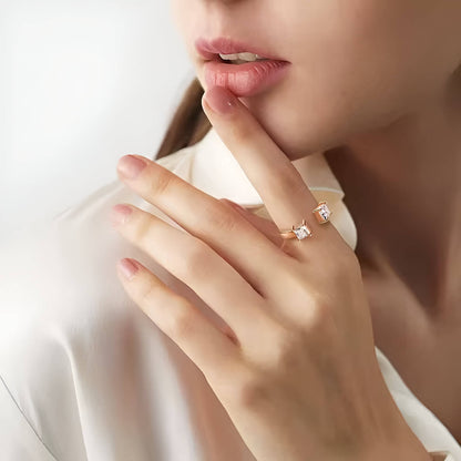 Bague ouverte en or rosé et diamants synthétiques portée au doigt d'une femme.