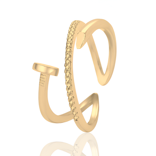 Bague ouverte clou torsadé variante or jaune debout sur fond blanc.